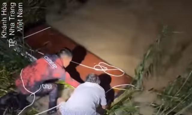 Lũ cuốn trôi cả quan tài ở Nha Trang 