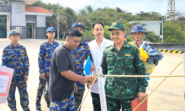 Đưa 32 ngư dân gặp nạn trên biển từ Trường Sa về đất liền