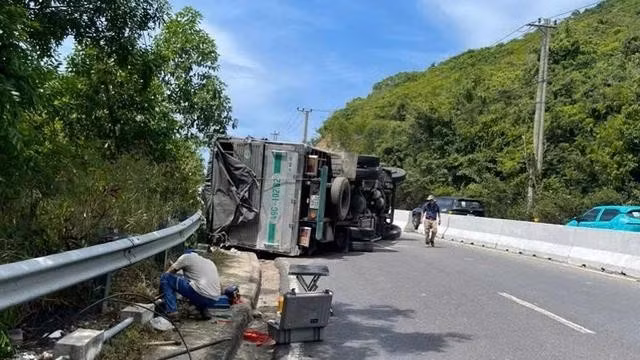 Xe tải lật dưới chân đèo Cù Hin, tuyến đường ra sân bay Cam Ranh ùn tắc kéo dài