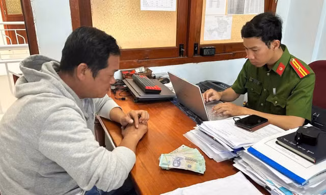 Người phụ nữ rút tiền từ ATM bị theo dõi, móc trộm 90 triệu đồng