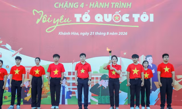 Hành trình 'Tôi yêu Tổ quốc tôi': Tri ân anh hùng liệt sĩ, tiếp sức ngư dân