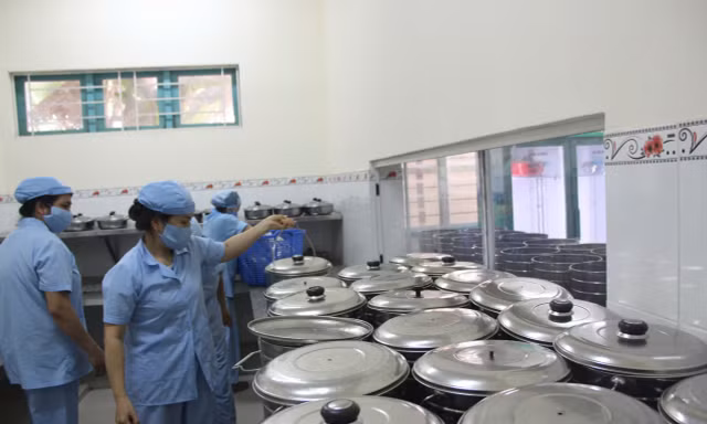 Khánh Hòa siết bữa ăn bán trú, không chọn nhà cung cấp chỉ vì giá rẻ