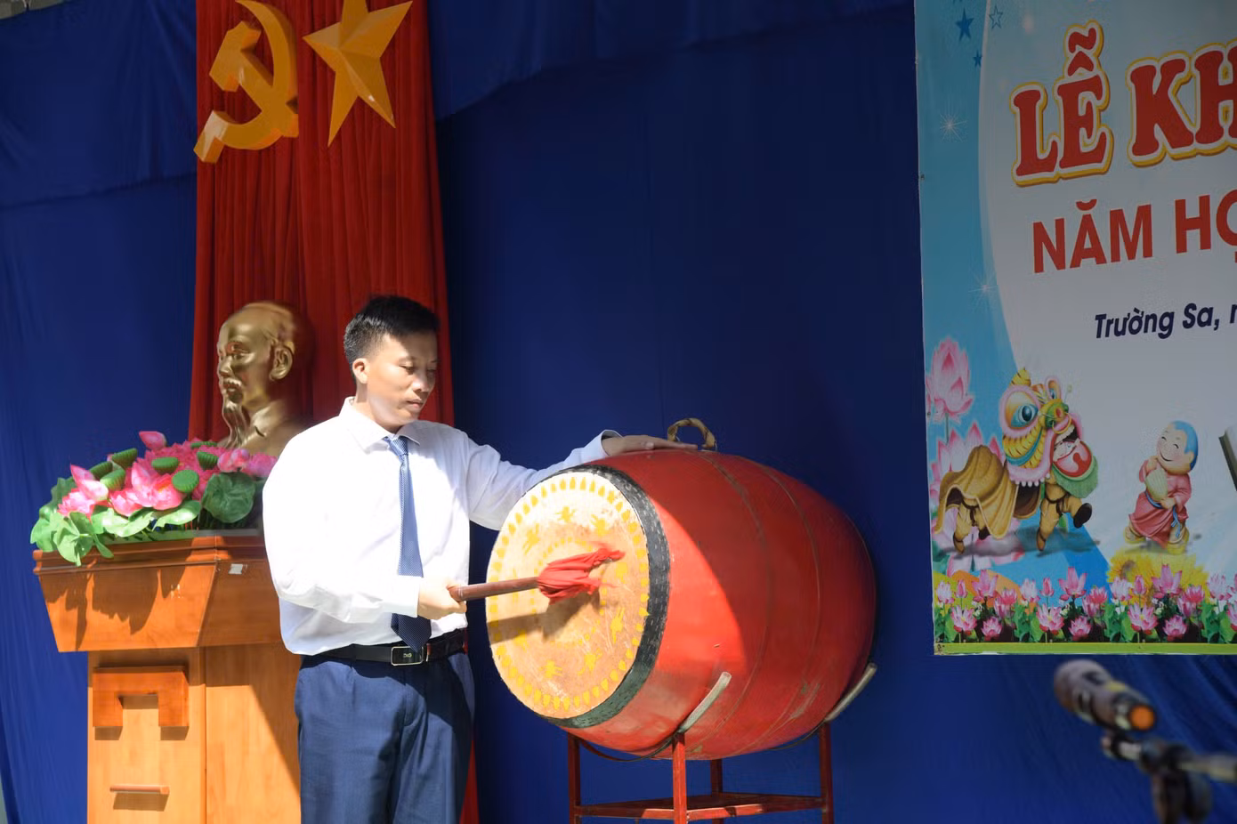 trung-ta-vu-duc-quynh-chi-huy-truong-dao-truong-sa-danh-hoi-trong-khai-giang-nam-hoc-moi.jpg