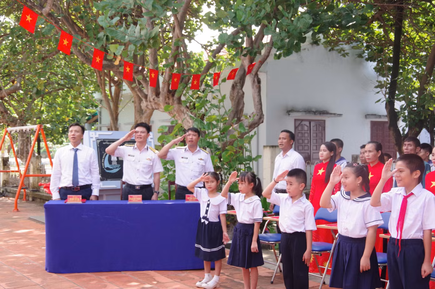 le-chao-co-trang-nghiem-trong-buoi-le-khai-giang-tai-truong-tieu-hoc-truong-sa.jpg