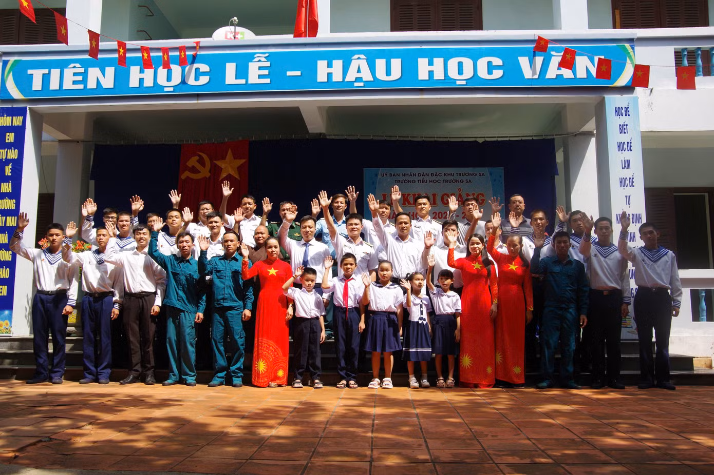 can-bo-chien-si-giao-vien-hoc-sinh-nhan-dan-va-cac-luc-luong-tren-dao-truong-sa-chao-mung-nam-hoc-moi.jpg