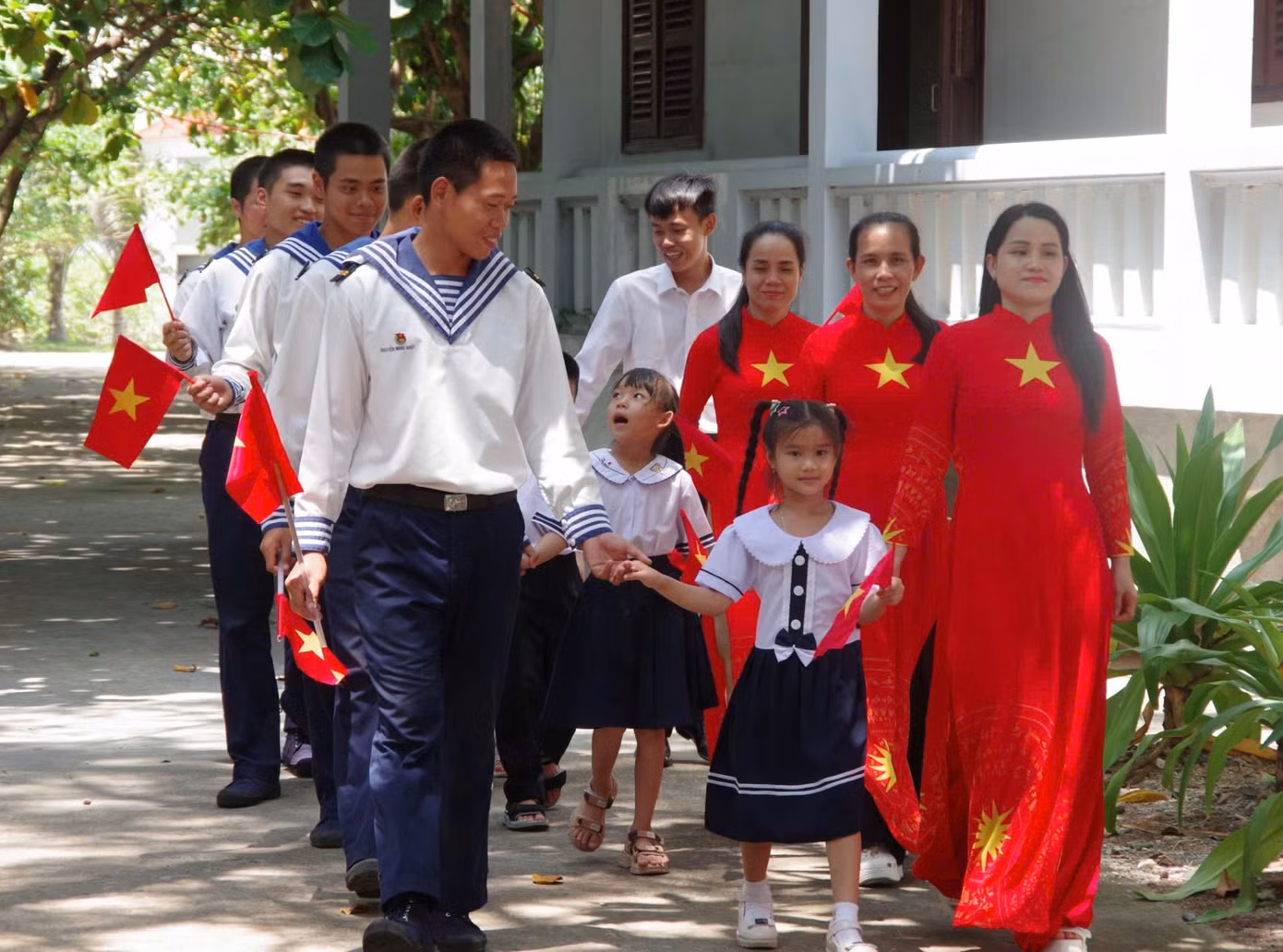 can-bo-chien-si-phu-huynh-tren-dao-truong-sa-han-hoan-dua-cac-em-hoc-sinh-den-truong-5926.jpg
