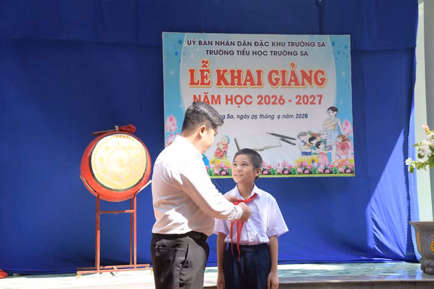 thay-giao-le-xuan-hanh-trao-khan-quang-do-cho-hoc-sinh-vi-quy-dang.jpg
