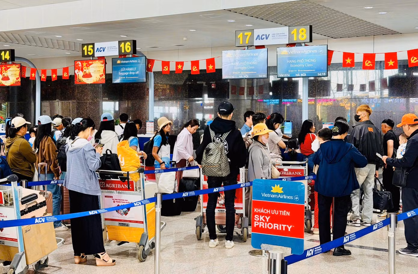 Khu vực check-in sân bay Liên Khương chật kín khách.