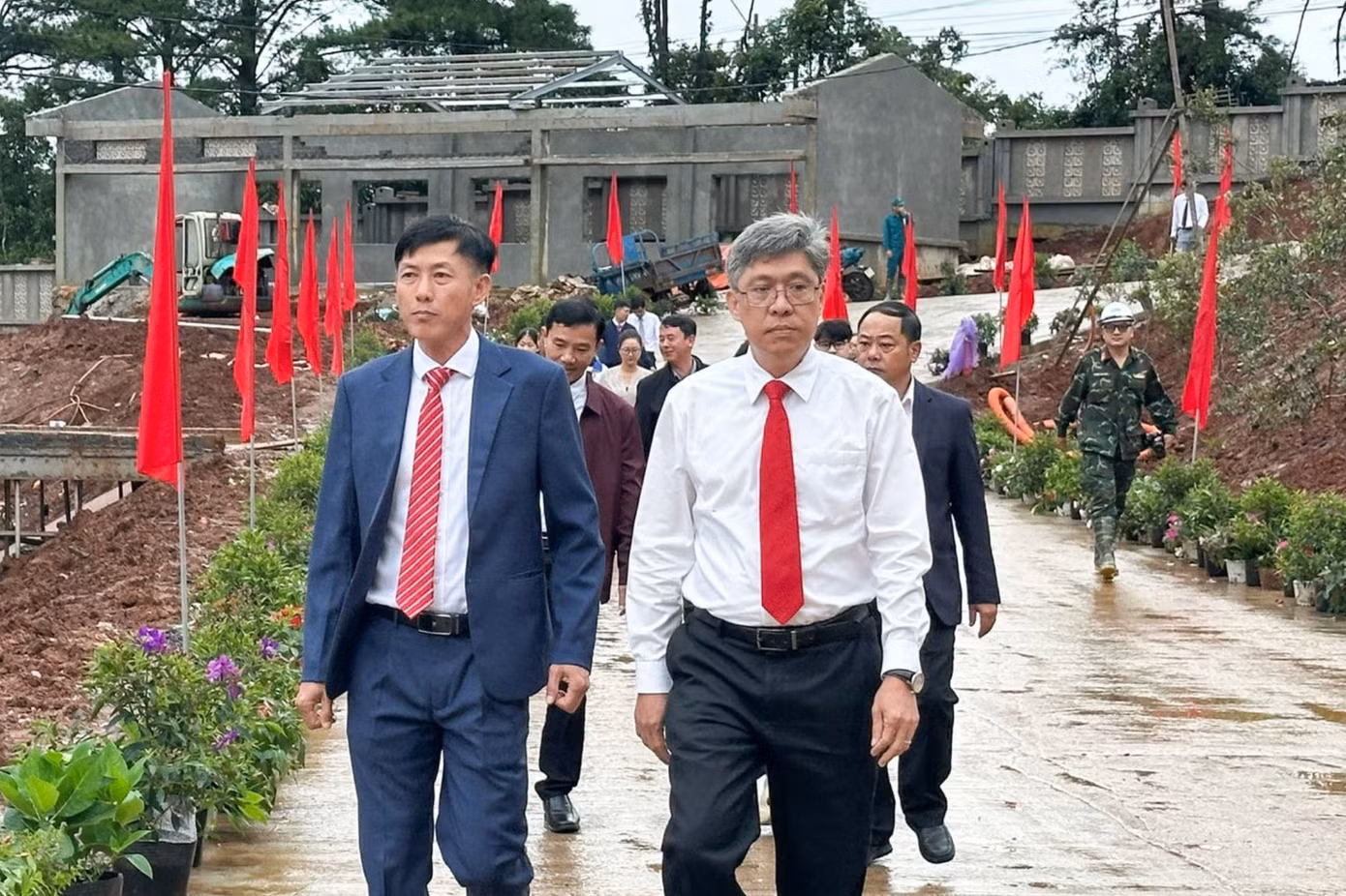 Ông Nguyễn Minh - Phó Chủ tịch UBND tỉnh Lâm Đồng (áo trắng) dự lễ khai giảng tại Trường Phổ thông nội trú Tiểu học và THCS Quảng Trực.
