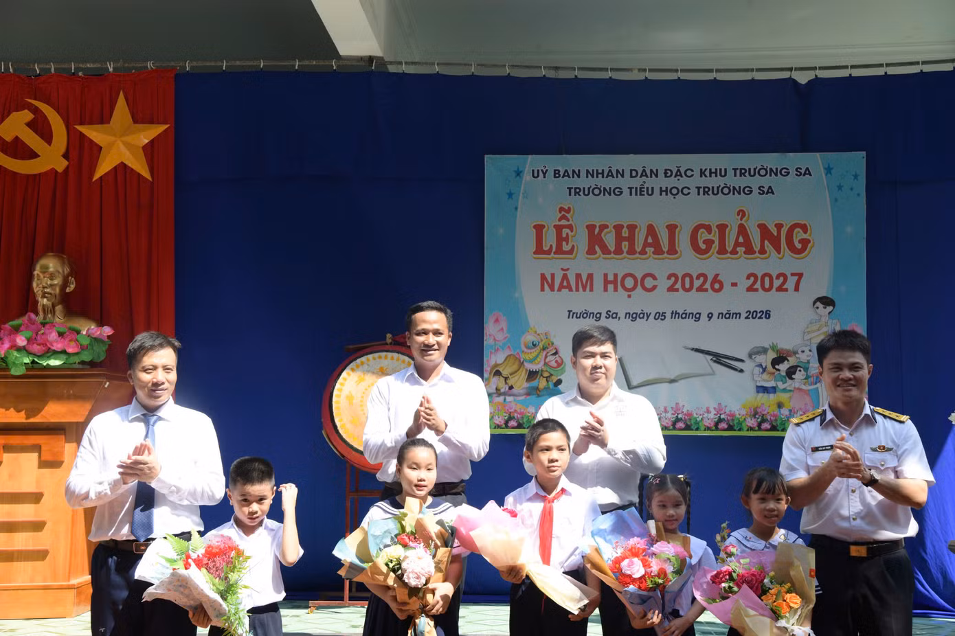 chi-huy-dao-truong-sa-tang-hoa-chuc-mung-giao-vien-hoc-sinh-nha-truong-nhan-dip-nam-hoc-moi.jpg