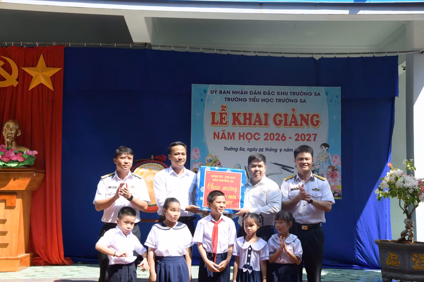 chi-huy-dao-truong-sa-tang-qua-mung-giao-vien-hoc-sinh-nha-truong-nhan-dip-nam-hoc-moi.jpg