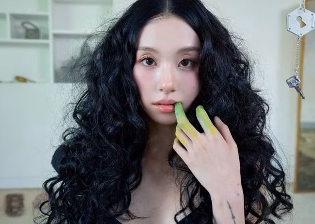 CHAEYOUNG tham gia vào nhiều khâu trong quá trình sản xuất album cá nhân đầu tay.