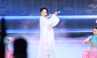 Hàng nghìn khán giả ấn tượng với màn trình diễn bay bổng của nghệ sĩ violin Hoàng Rob