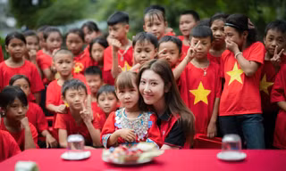 'Ngọc nữ truyền hình' Thúy Ngân có mùa Trung Thu đáng nhớ và ý nghĩa bên các em nhỏ vùng cao