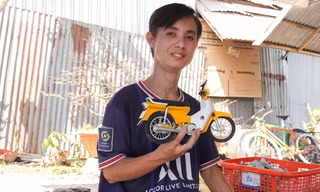 Chàng trai khiếm thính Lê Tấn Phát với đôi bàn tay sáng tạo nên thế giới xe mô hình từ phế liệu