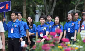 Các đại biểu thanh niên làm theo lời Bác tề tựu trên quê hương Bác.