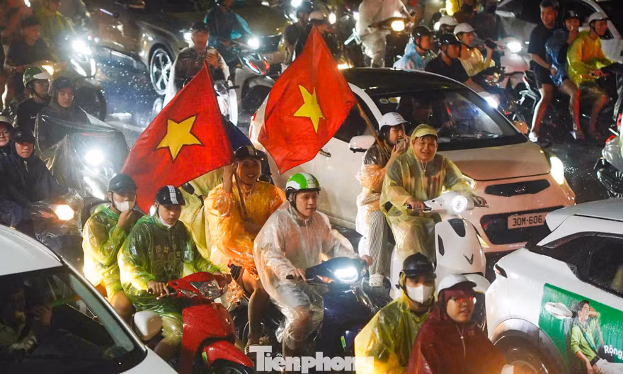 Hà Nội không ngủ sau chiến thắng của tuyển Việt Nam 