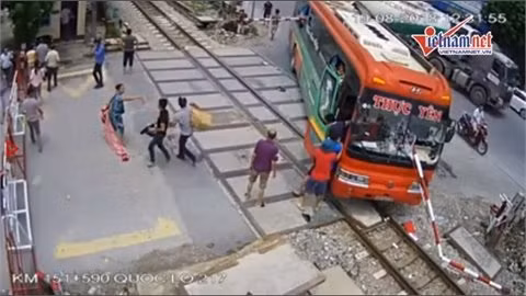 Vụ xe khách bị barie đường sắt xuyên thủng: Lời kể của nhân chứng