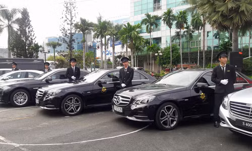 Một doanh nghiệp vừa tiết lộ đã đầu tư 50 tỷ đồng đầu tư các dòng xe Mercedes, BMW đời mới về Việt Nam để kinh doanh tại TP HCM. Ảnh: Vũ Lê
