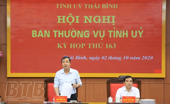 Ông Ngô Đông Hải, Bí thư Tỉnh uỷ Thái Bình thông báo quyết nghị của Ban Thường vụ Tỉnh uỷ Thái Bình về việc điều động, bổ nhiệm 5 cán bộ - Ảnh: Báo Thái Bình