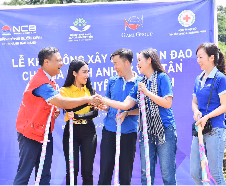 Nữ Doanh Nhân Vũ Phương Thuý ( áo vàng ) cùng quỹ hành trình xanh tham gia lễ khởi công xây nhà nhân đạo cho anh Lý Văn Tân