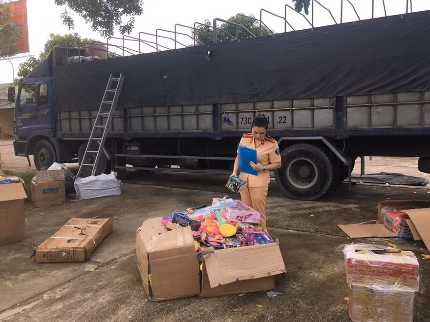 Bắt giữ lô đồ chơi không có giấy tờ theo quy định