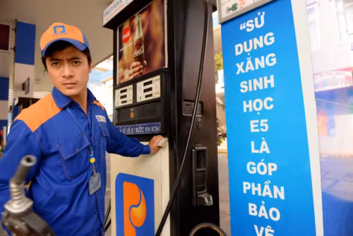 Giá xăng trên thế giới đang tăng cao. Ảnh: Hữu Khoa.