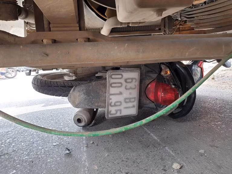 Xe tải 'nuốt chửng' xe máy ở Bình Dương, hai người thương vong