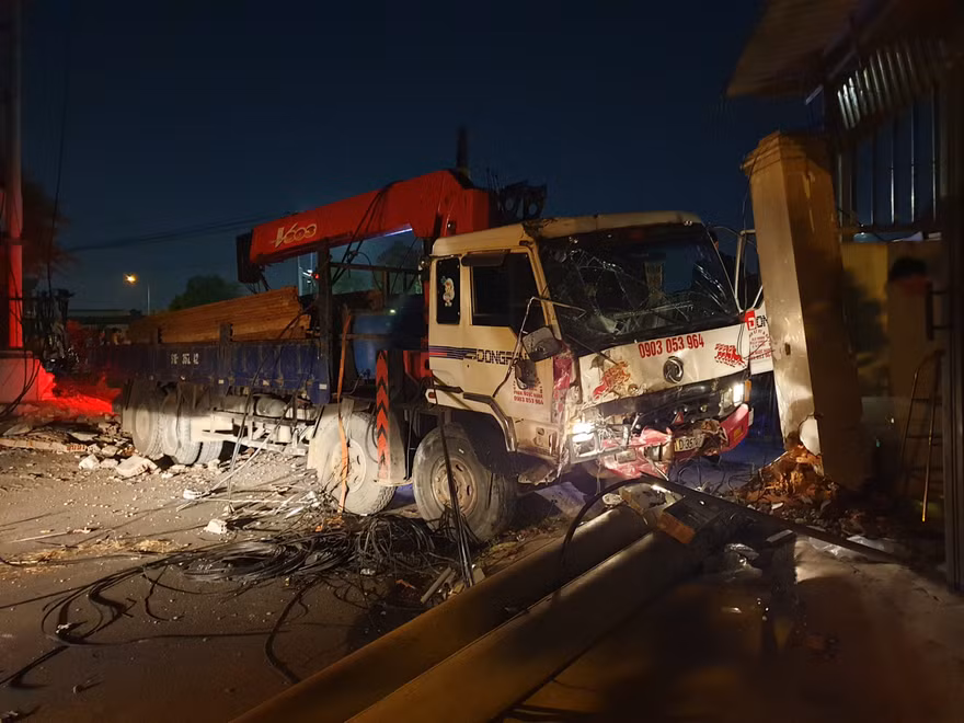 Xe tải mất thắng, tài xế tông sập nhiều trụ điện cứu người dừng đèn đỏ 