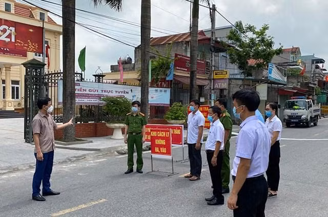 Lực lượng chức năng huyện Ý Yên tổ chức phong toả các khu vực có dịch. Ảnh: Hoàng Long