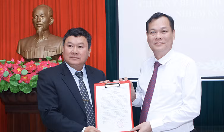 Phó Bí thư thường trực Tỉnh uỷ Nam Định Lê Quốc Chỉnh (phải) trao quyết định cho tân Bí thư Huyện uỷ Hải Hậu Trần Minh Hải - Ảnh: Hoàng Long
