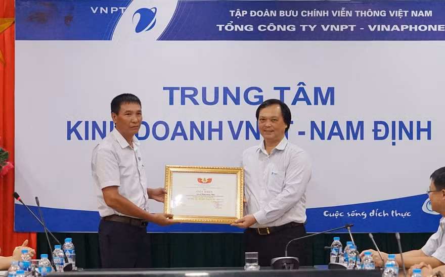 Ông Hoàng Minh Cường - Chủ tịch Công đoàn VinaPhone trao tặng giấy khen của Công đoàn VNPT cho anh Phạm Quang Thiện
