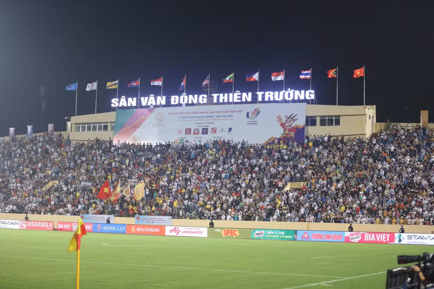 Sân Thiên Trường phủ kín cổ động viên dù không có đội tuyển U23 Việt Nam thi đấu tại đây. Ảnh Như Ý