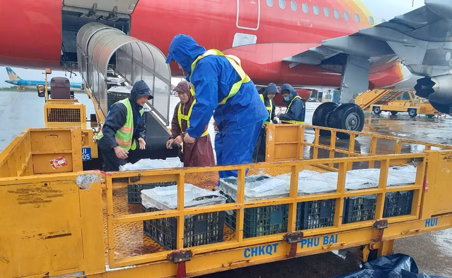 Vượt khó khăn, Vietjet chuyển hàng cứu trợ đến đồng bào lũ lụt