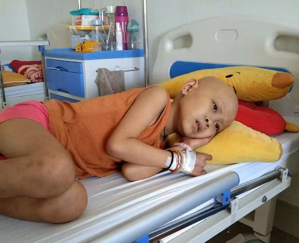 Xót thương bé gái bị ung thư máu cận kề hiểm nguy vì nhà hết tiền