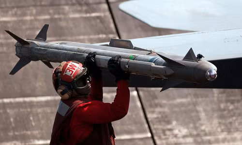 Tên lửa AIM-9X được lắp trên tiêm kích F/A-18E. Ảnh: Military.com.