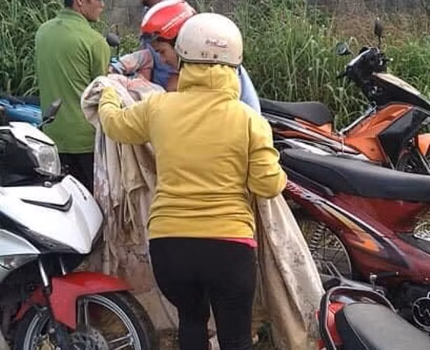 Người mẹ nhập viện cấp cứu, trong khi đứa con đã tử vong.