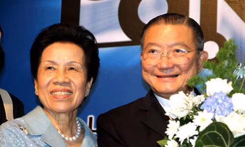 Ông Charoen Sirivadhanabakdi và vợ. Ảnh: Nikkei.