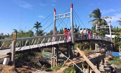 Cầu Dr Thanh – Tân Thới đang hỗ trợ đắc lực bà con địa phương trong mùa buôn bán hoa kiểng cuối năm.