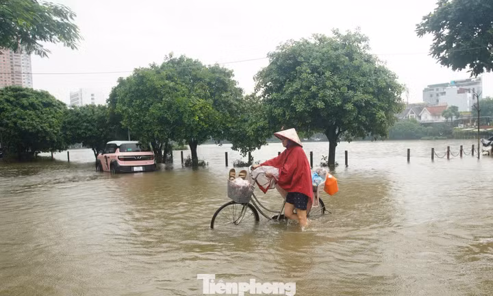 Nước hồ điều hòa Hà Nội tràn đường