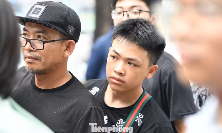 CĐV đội nắng giữa trưa mua vé trực tiếp trận Việt Nam vs Malaysia