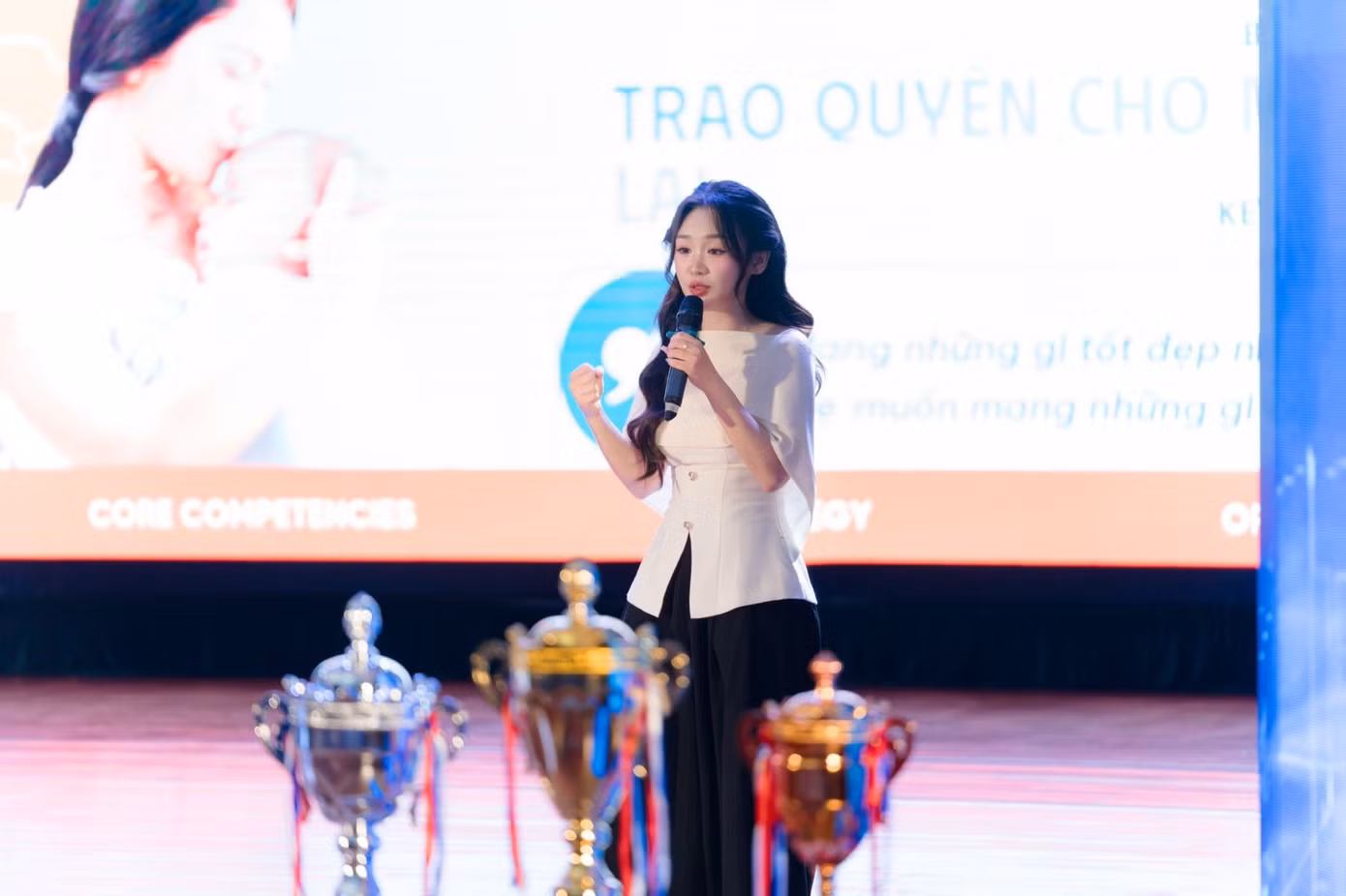 Không chỉ xuất sắc trên giảng đường, Bảo Ngọc còn chứng minh năng lực ứng dụng kiến thức vào thực tiễn khi chinh phục ngôi vị Quán quân cuộc thi Sinh viên Kinh doanh số 2025.