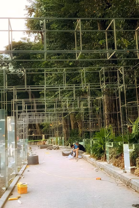 Cận cảnh khung gương, cầu cạn đang được hoàn thiện tại hồ Hoàn Kiếm