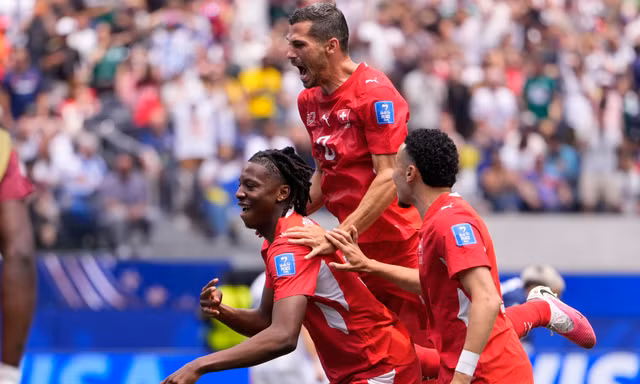 Johan Manzambi đáp trả chỉ trích bằng cú đúp lịch sử tại World Cup 2026 