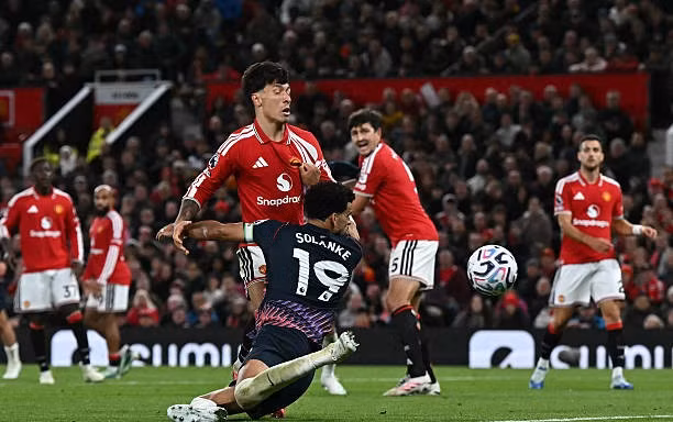 Hàng thủ mắc sai lầm, MU ‘tặng’ điểm cho Tottenham