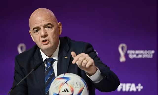 Cuộc chiến quyền lực FIFA - UEFA leo thang