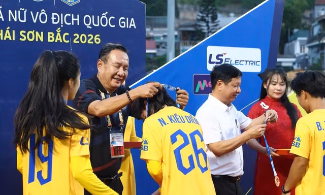 Sôi nổi hoạt động trao giải thưởng Giải bóng đá nữ Vô địch Quốc gia 2026 tại các sân