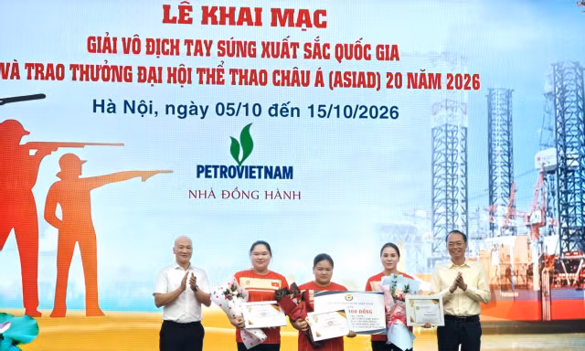 Thu Vinh cùng đồng đội nhận thưởng 50 triệu đồng sau HCĐ Asiad 20