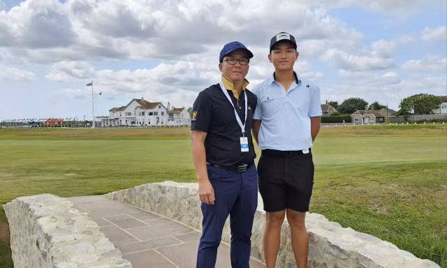 Những người cha đứng phía sau golfer trẻ