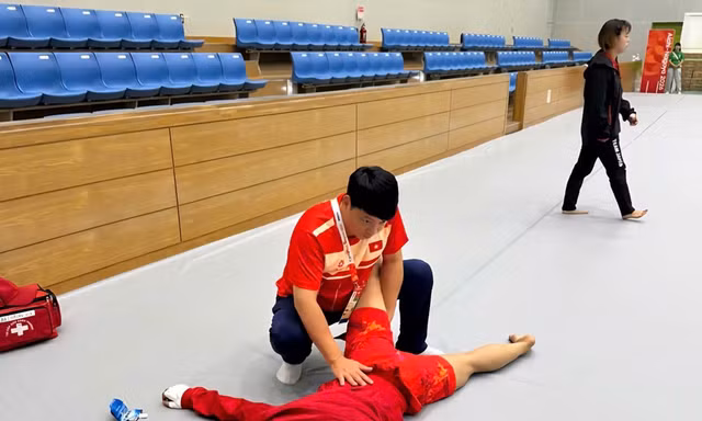 Nhìn từ ê-kíp của thần đồng điền kinh Thái Lan, nghĩ về y học thể thao Việt Nam